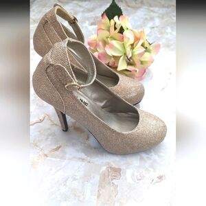 Madeline Girl Women’s Gold High Heels Size 7M